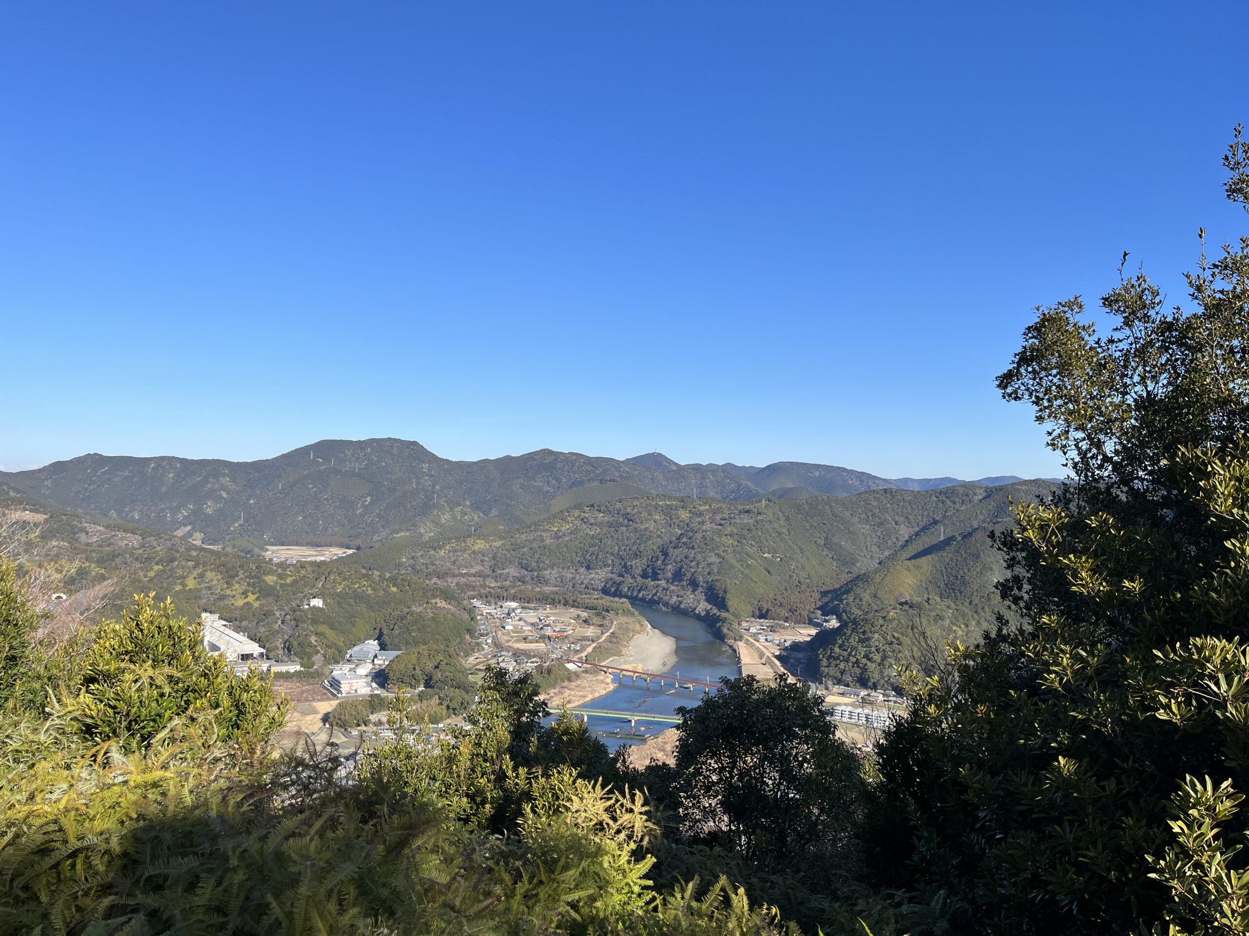 安宅勝山城から見た日置川と安宅荘