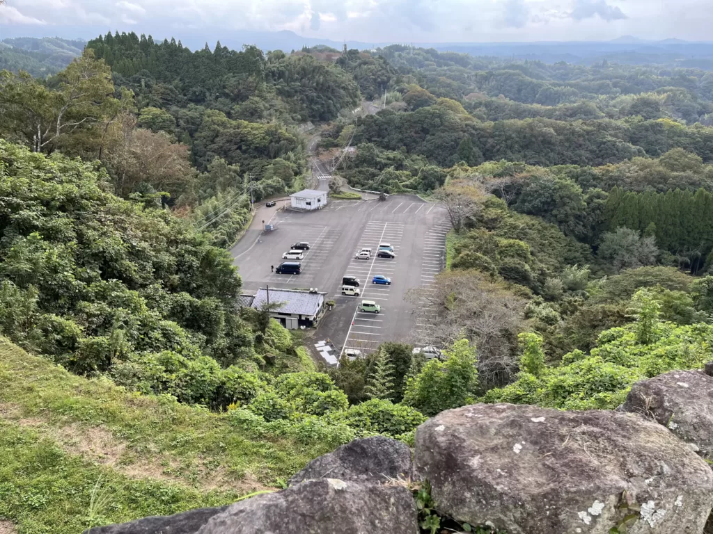 西の丸から見る駐車場