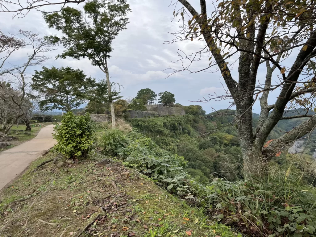 岡城の主郭部へ向かう道