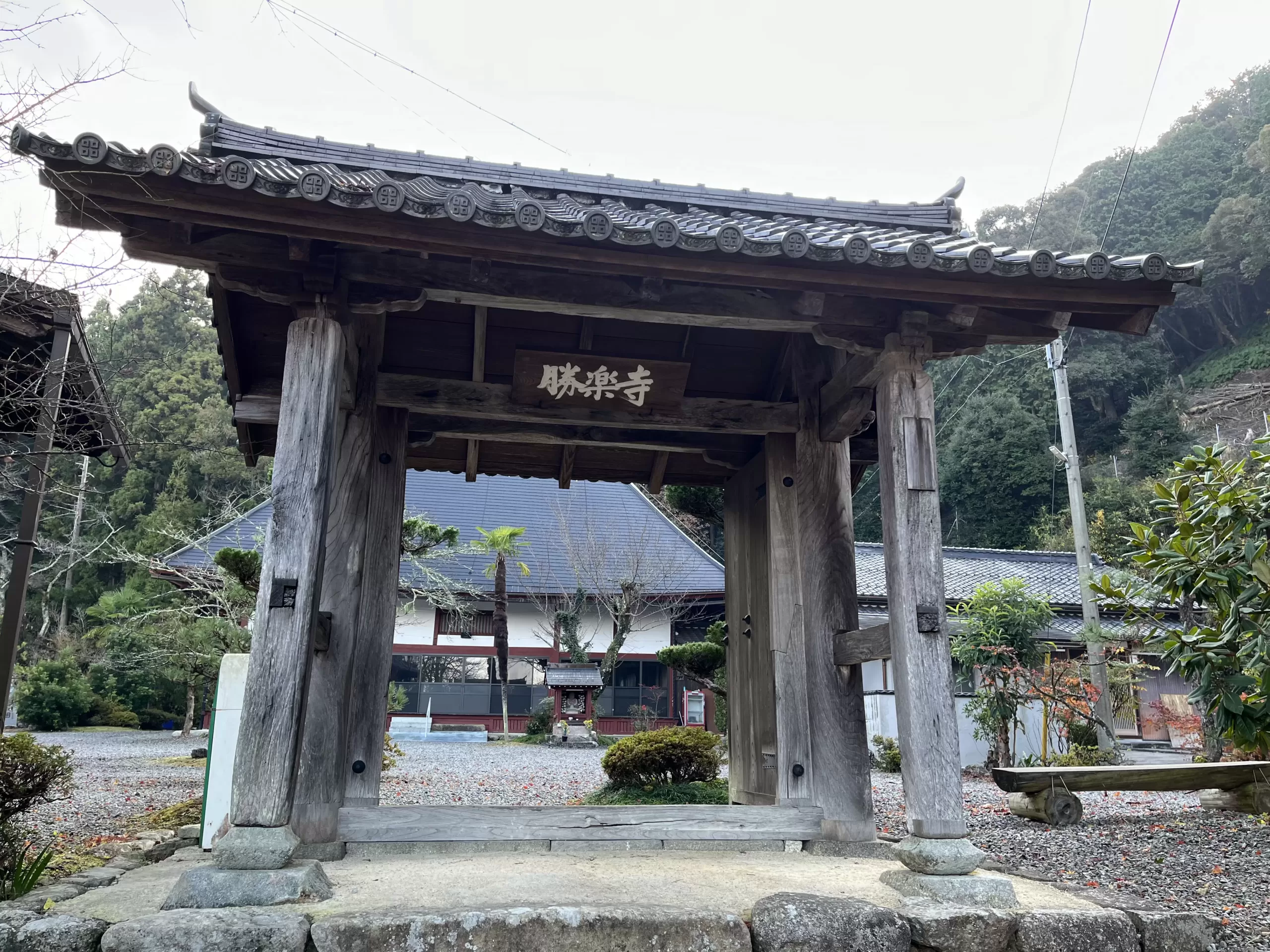 勝楽寺の山門