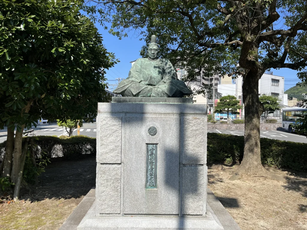 小早川隆景公之像